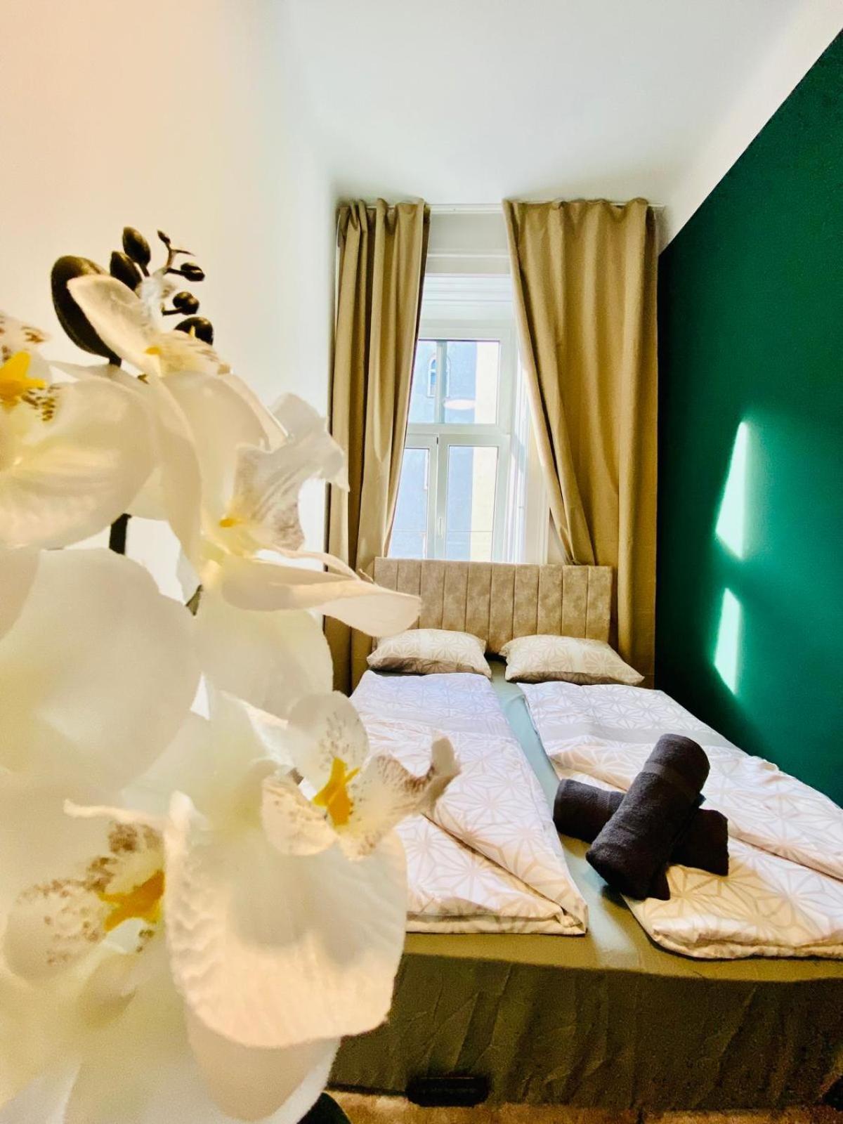 8 Fully Equipped Studio Shared Apt W Terrace Margareten Vienna Exterior photo