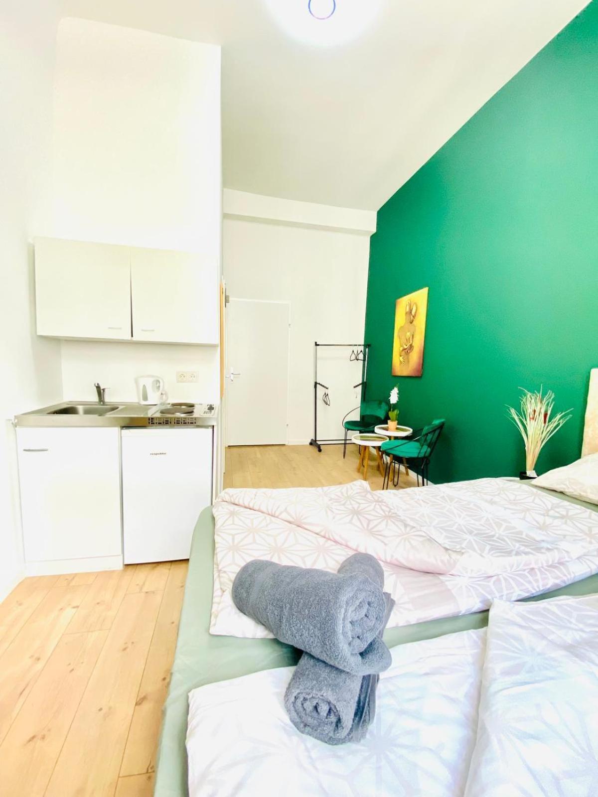 8 Fully Equipped Studio Shared Apt W Terrace Margareten Vienna Exterior photo